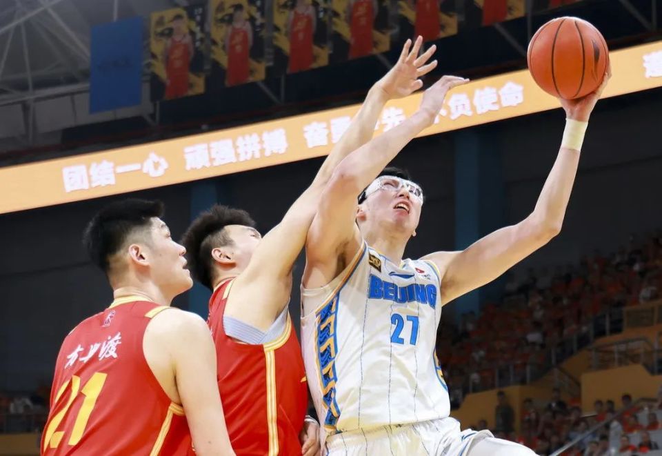 包含广厦男篮今夜更衣室发声，志在中超名次提升，态度坚定，数据趋势出现新变化的词条